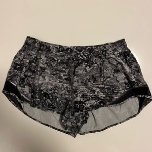 Lulu Lemon Hotty Hot shorts 2.5”